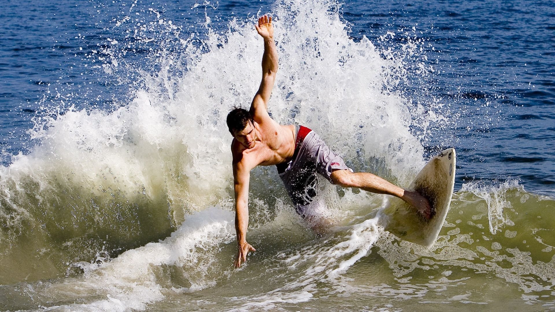 英超激烈争夺，豪门奋力追赶前列